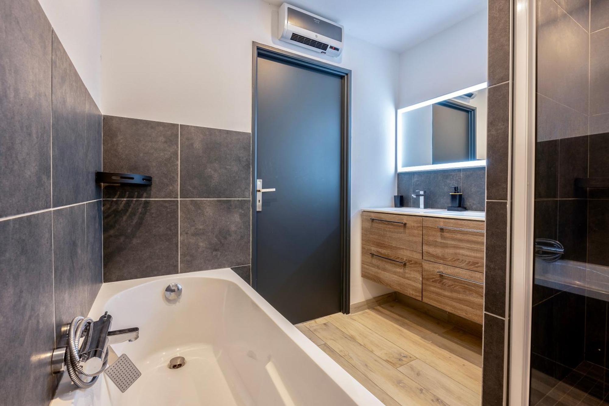 Maison T4 Climatisee Avec Jacuzzi A Lagord Exteriér fotografie